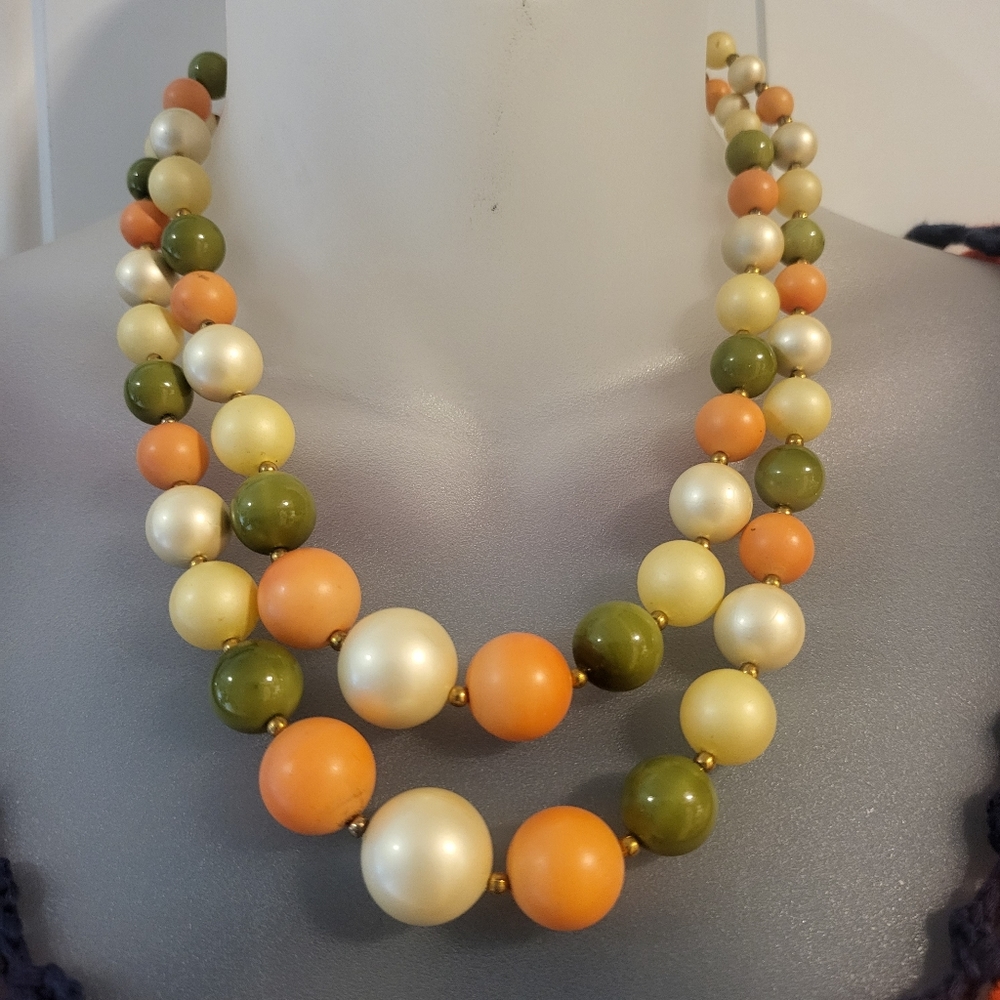 Vtg 60s Vibrant Dbl Strand Necklace with Beautiful Goldish Tone Clasping